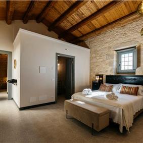  6 bedroom villa with heated pool in Modica, sleeps 18